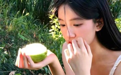 农村妇女卓玲给我喂奶